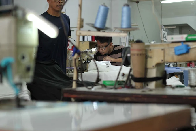Proses sablon kaos di workshop
